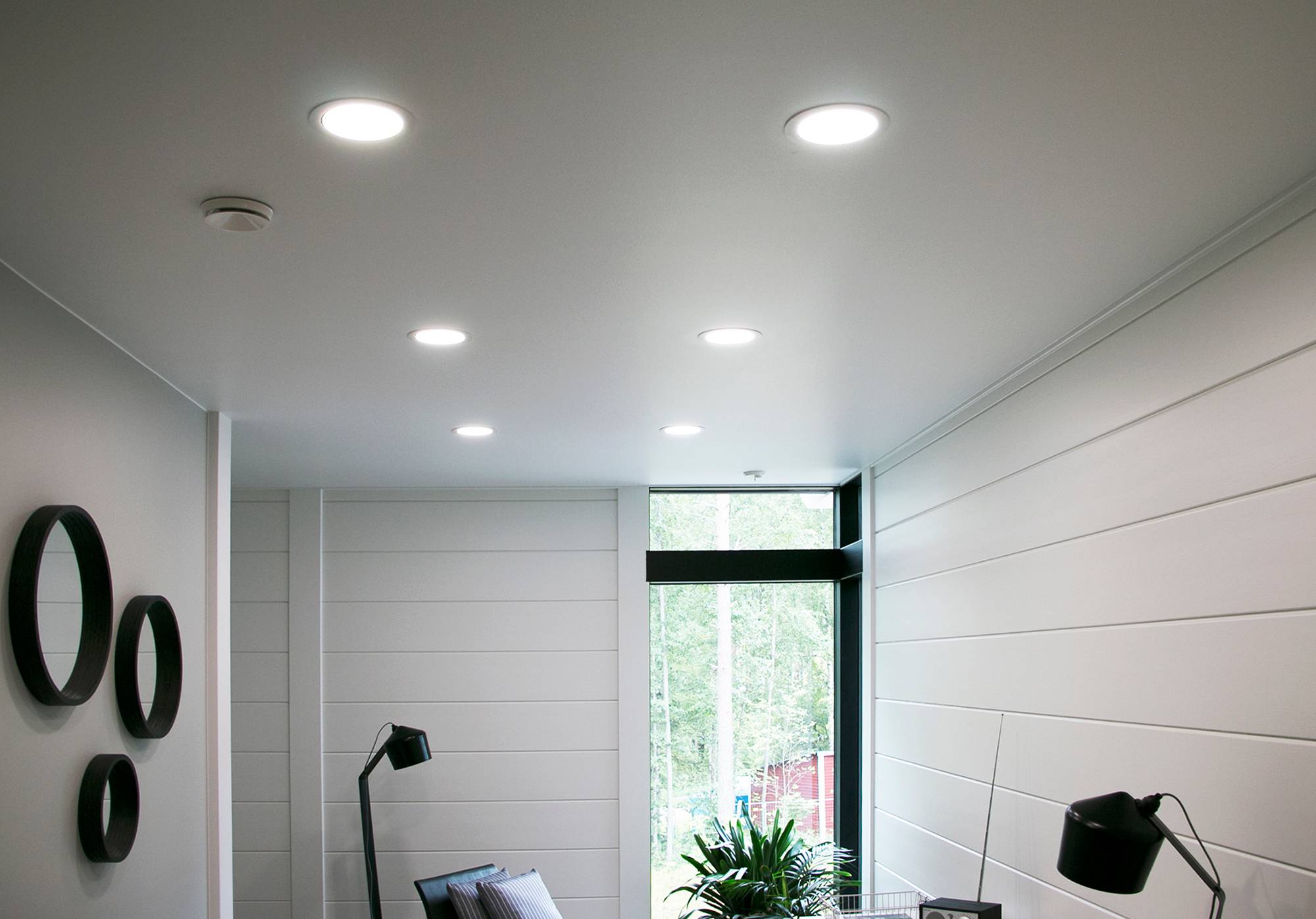 Lampes Plafond au plafond d\'un bureau, éclairant la pièce d\'une lumière uniforme. La lumière a un angle d\'ouverture de 110 degrés et le luminaire peut également être équipé d\'un contrôle de la température de couleur. Ledstore.fi